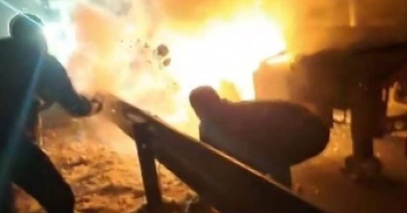 Tırda çıkan yangını söndürmek için elleriyle kar attılar