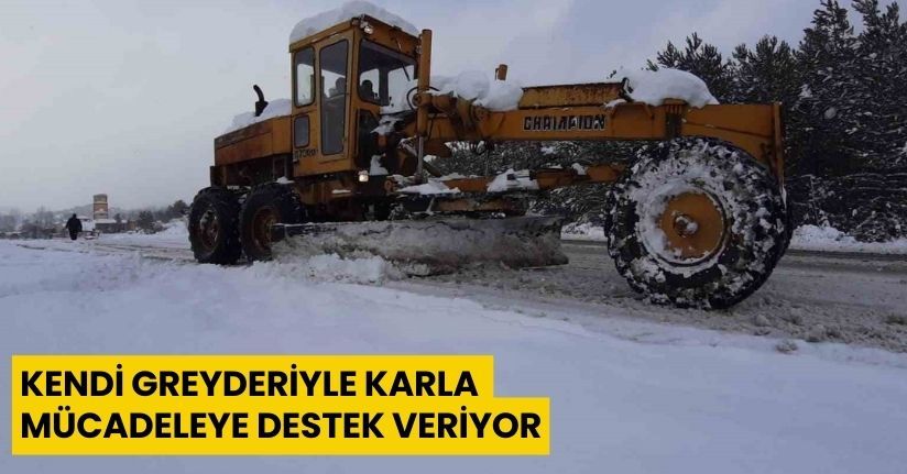 Kendi greyderiyle karla mücadeleye destek veriyor
