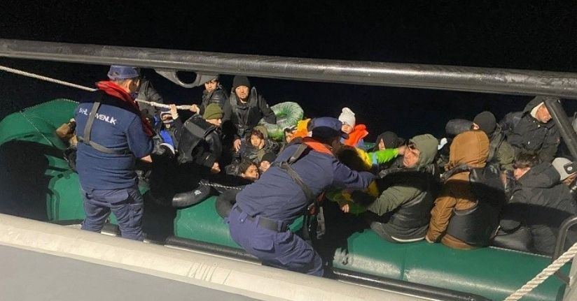 İzmir açıklarında 50 düzensiz göçmen yakalandı
