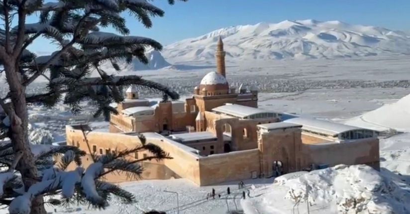 Tarihi İshak Paşa Sarayı’nda kış güzelliği büyülüyor