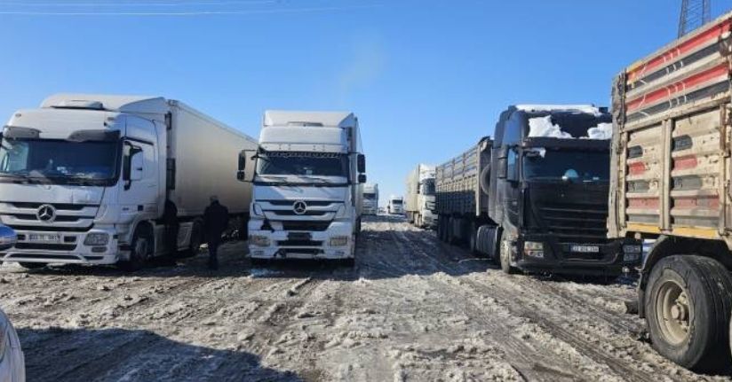 İpek yolunda tır kuyruğu: Hakkari Şırnak karayolunda yüzlerce tır mahsur kaldı