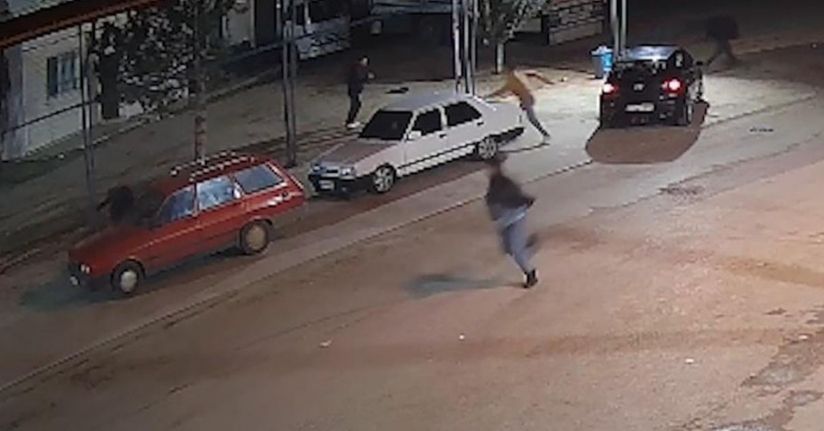 Akrabalar arasında silahlı kavga kamerada: Yeğenini vurdu, ardından kazara kendisini yaraladı