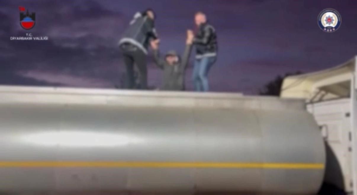 Atık tankeri içinde 32 düzensiz göçmen yakalandı: 4 organizatör tutuklandı