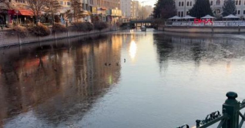 Eskişehir'de Porsuk Çayı buz tuttu