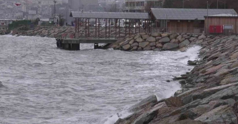 İstanbul’da lodos etkisini sürdürüyor.