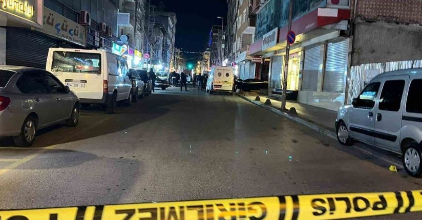 Küçükçekmece’de 2 kişinin hayatını kaybettiği olaya ilişkin silah sesleri kameraya yansıdı