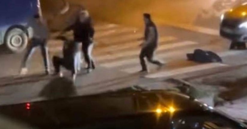 Kavga esnasında yola savrulan çocuk yürekleri ağza getirdi