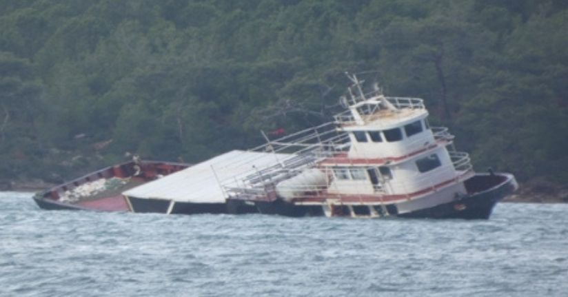 Balıkesir'de kuvvetli lodos nedeniyle sürüklenen feribot karaya oturup, yan yattı