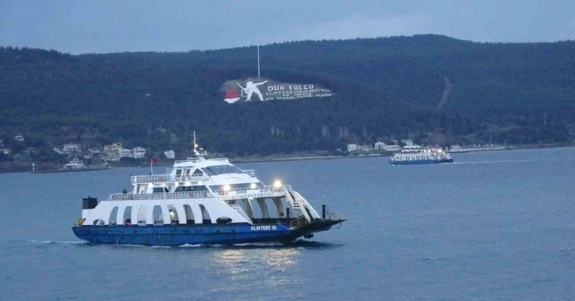 Lodos fırtınası nedeniyle çift yönlü trafiğe kapatılan Çanakkale Boğazı 45 saat sonra açıldı