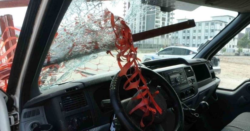 Kazada kafasına demir korkuluk saplanan sürücü kurtarılamadı