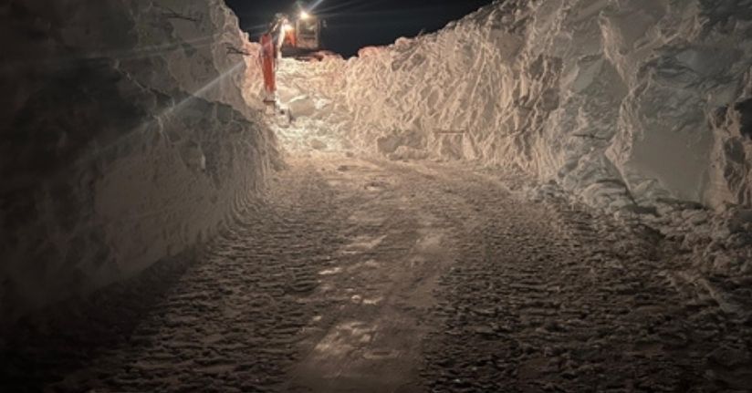 Çığ sonrası iş makinelerinin boyunu aşan kar kütleleriyle mücadele