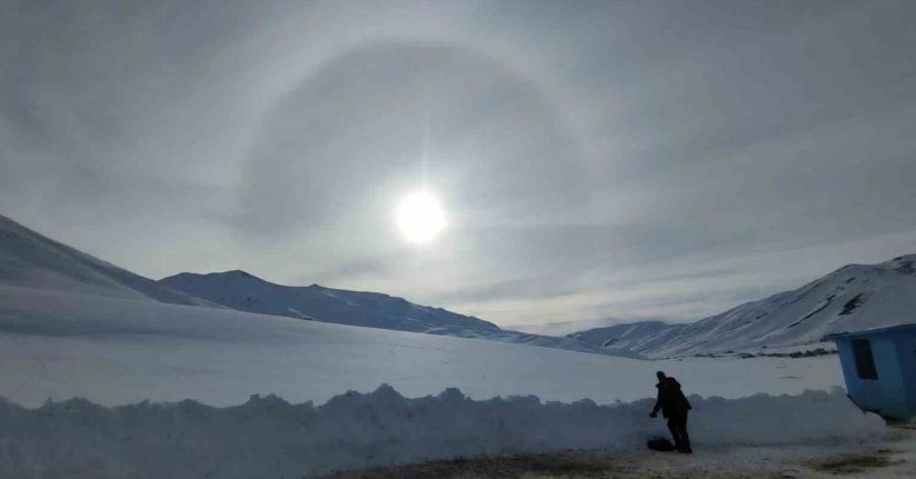 Van’da güneşin etrafını saran hale görsel şölen oluşturdu