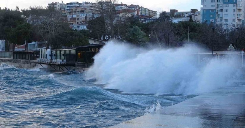 Çanakkale Boğazı fırtına nedeniyle kapatıldı, feribot seferleri durdu, dev dalgalar sahili dövdü