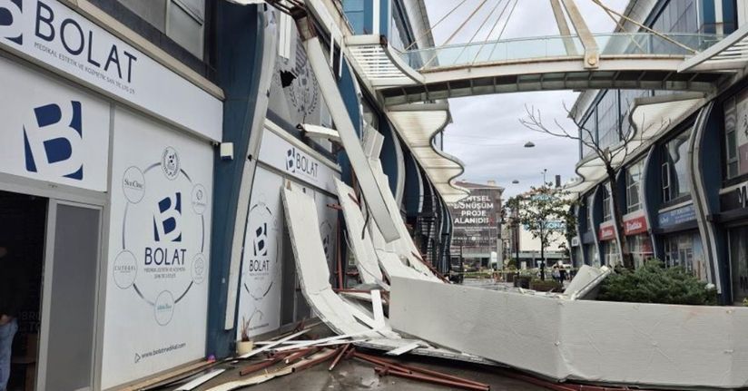 Avcılar’da fırtına iş yerinin çatısını uçurdu