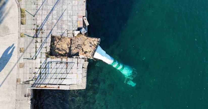 Fırtınanın etkisiyle devrilen deniz feneri havadan görüntülendi