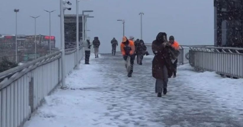 Beylikdüzü metrobüs üst geçidi karla kaplandı