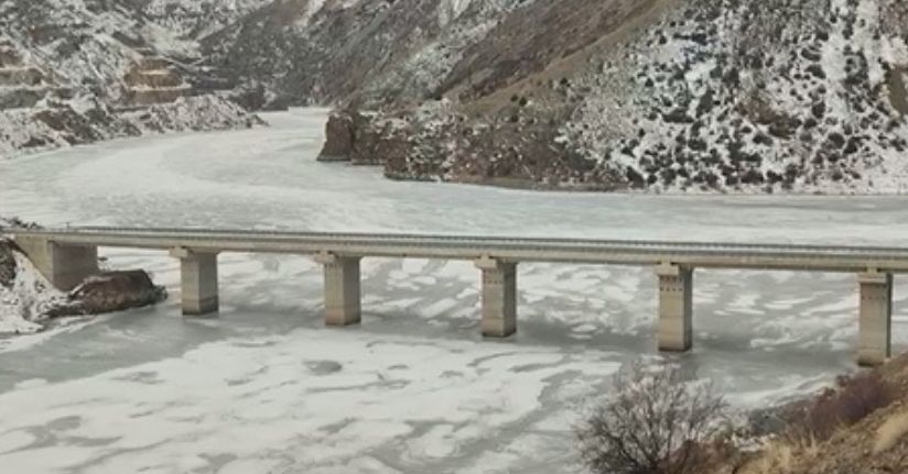 Türkiye'nin en hızlı akan nehri buz tuttu