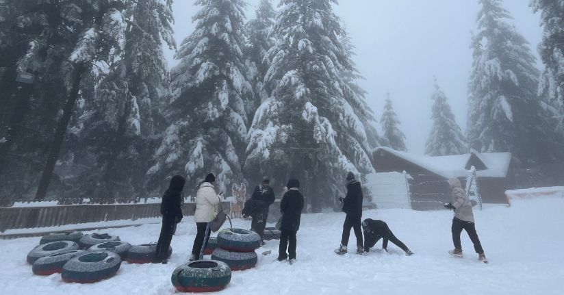 Kartepe’de kar keyfi; tatilciler şambrelle kaydı, kar topu oynadı