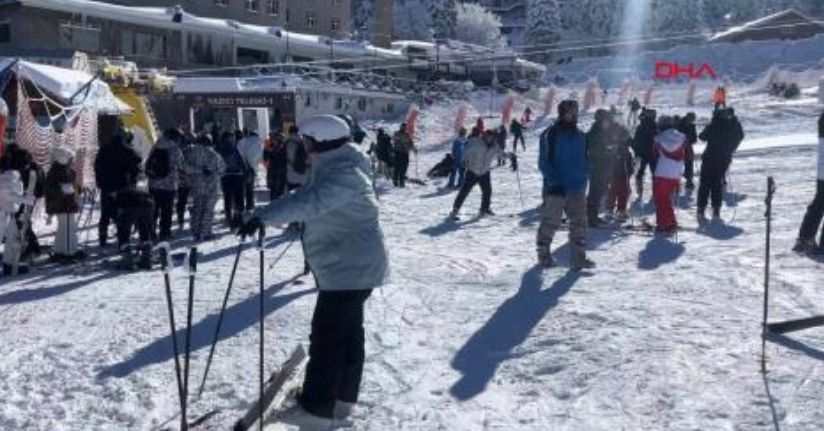 Uludağ'da kar kalınlığı 1 metreye yaklaştı, tatilciler pistlere akın etti