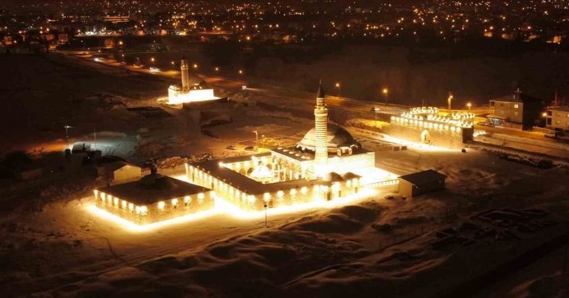 Tarihi Hüsrev Paşa Camii’nde gece ışıltısı: Tarih ve sanat buluştu