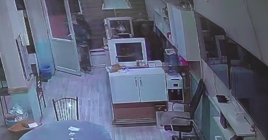 Altın ve dövizlerini 3 aydır yanında taşıyan adam gasp edildi