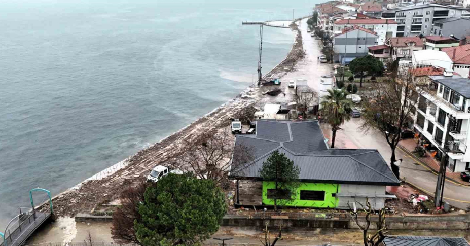 Gölcük Ulaşlı sahilinde taşkınlara karşı dalgakıran çalışması
