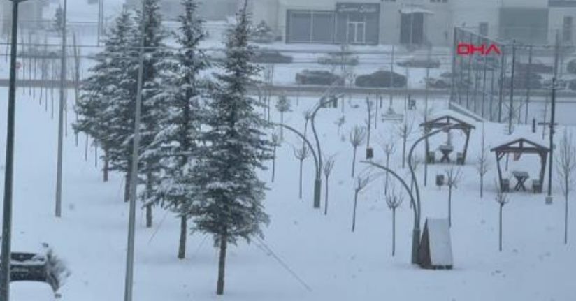 Sivas'ta 637 yerleşim yeri yolu kardan kapandı