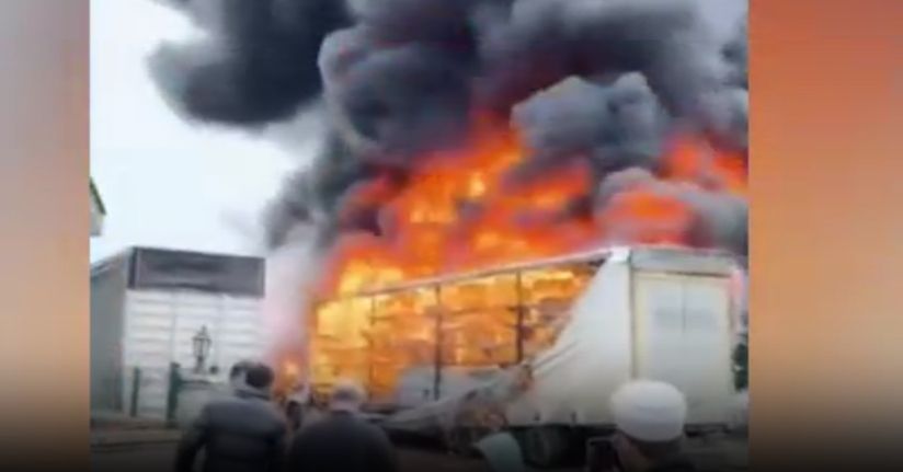 Sünger yüklü TIR’daki yangın, yanındaki mobilya yüklü dorseye sıçradı