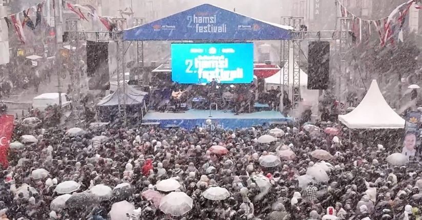 İstanbullular eksi derecede kar altında horon teptiler