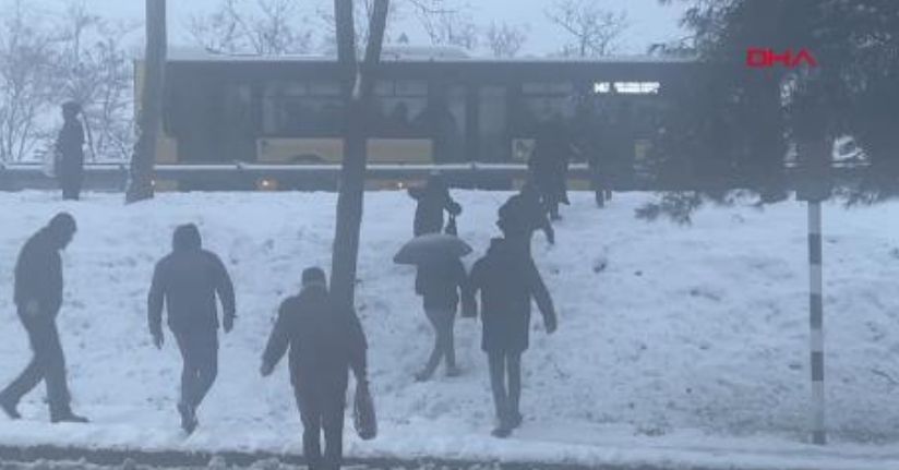  İstanbul'da kar yağışı ile birlikte işe gidenler zor anlar yaşadı 