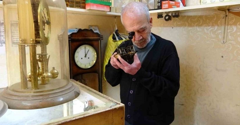 41 yıllık saat ustası 54 yıldır antika saatleri onarıyor