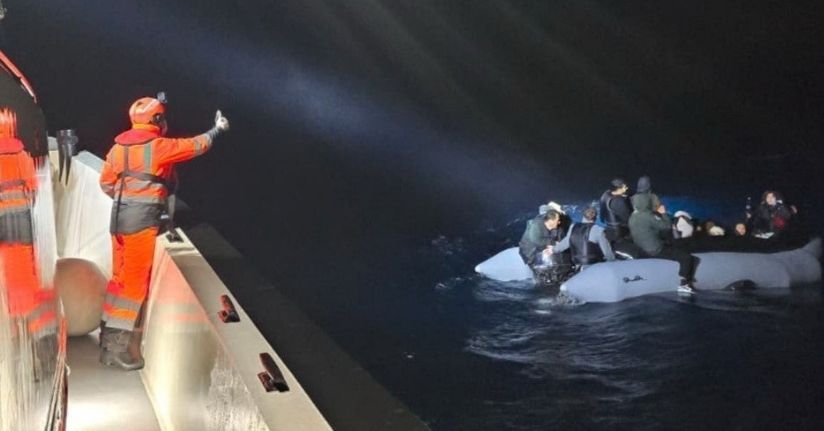 Urla açıklarında lastik bottaki 24 düzensiz göçmen kurtarıldı