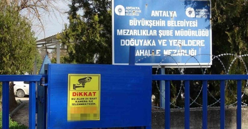 Babasının mezarındaki çiçekleri söküp uyuşturucu sakladılar