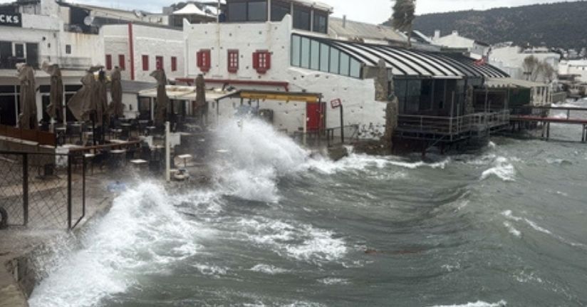 Bodrum’da fırtına; balıkçı teknesi karaya oturdu, feribot seferleri iptal edildi