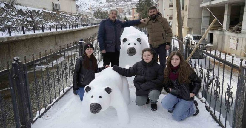 Tır şoförünün kardan yaptığı anne ve yavru ayı ilgi odağı oldu