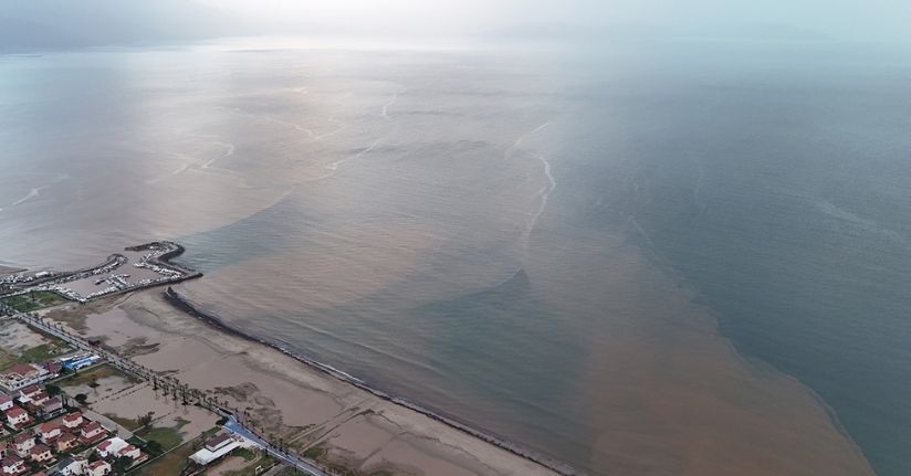 Sel suları denizin rengini değiştirdi