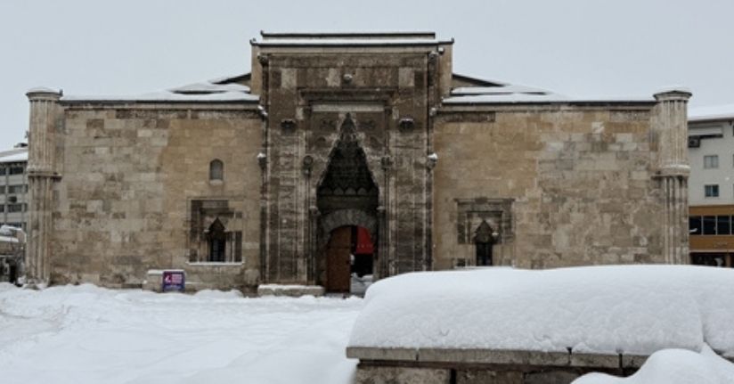 Sivas'ta kar yağışı; 945 yerleşim yeri ulaşıma kapandı
