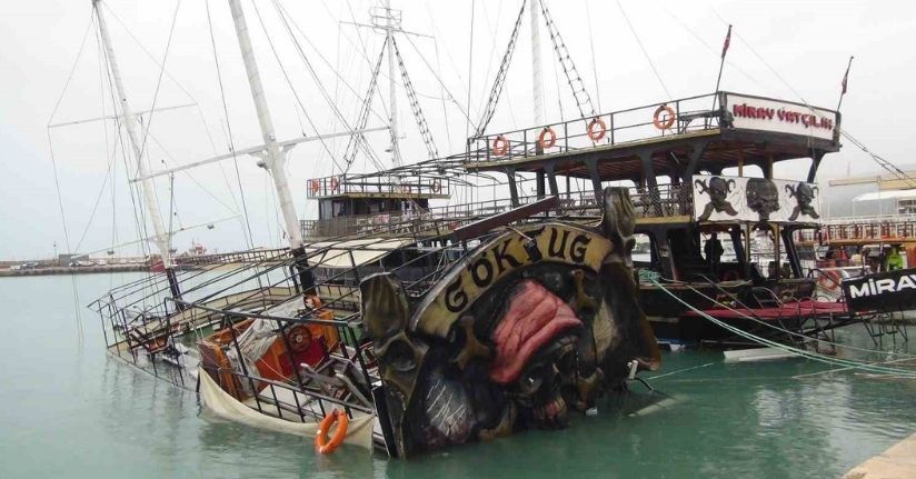 Mersin’de şiddetli yağış ve fırtına gezi teknesini batırdı
