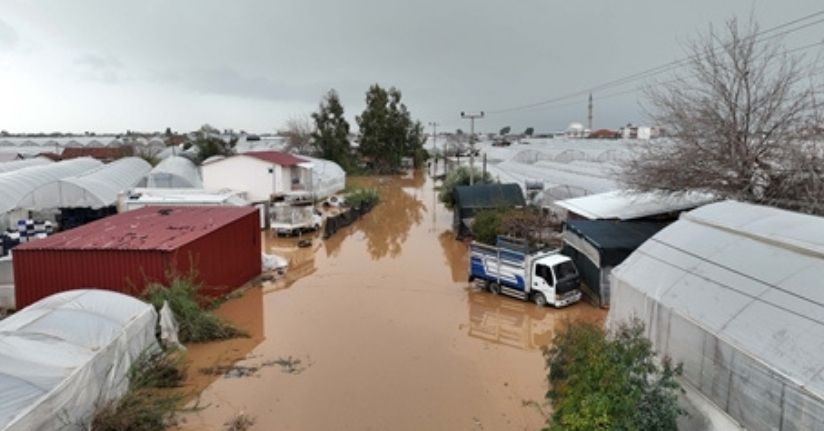 'Sarı kod'la uyarılan Antalya'da tarım alanları su altında kaldı