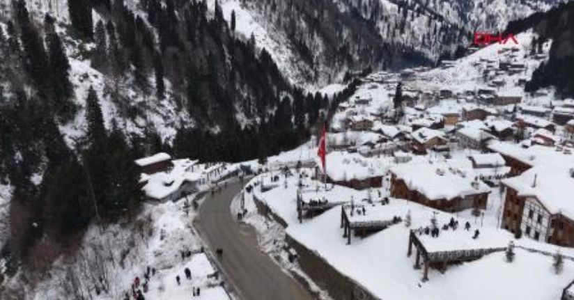  Ayder'de kar festivali kayakla başladı; kardan çay bardağı görücüye çıktı