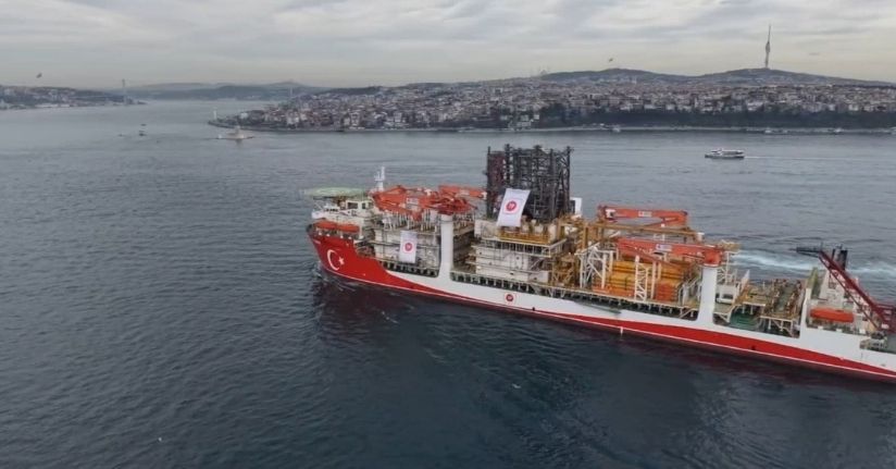 Yıldırım Sondaj Gemisi İstanbul Boğazı'ndan geçiyor