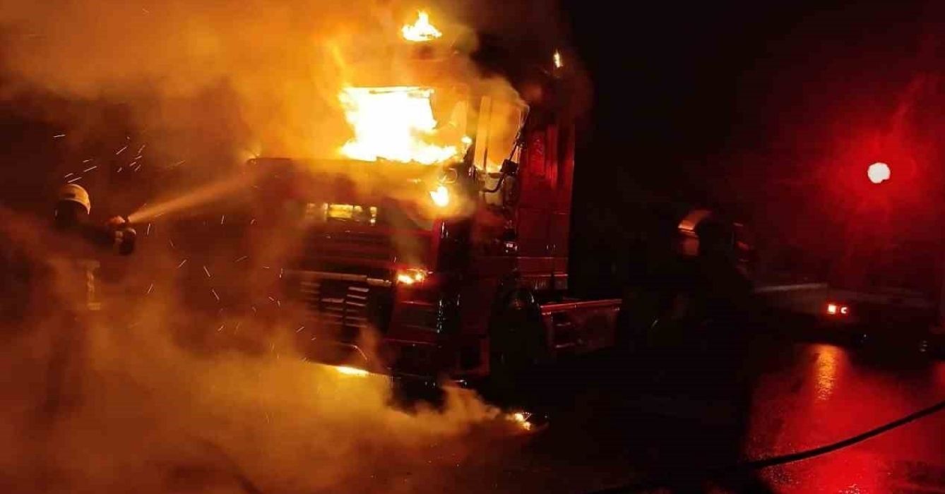 Şanlıurfa’da seyir halindeki tır alev topuna döndü