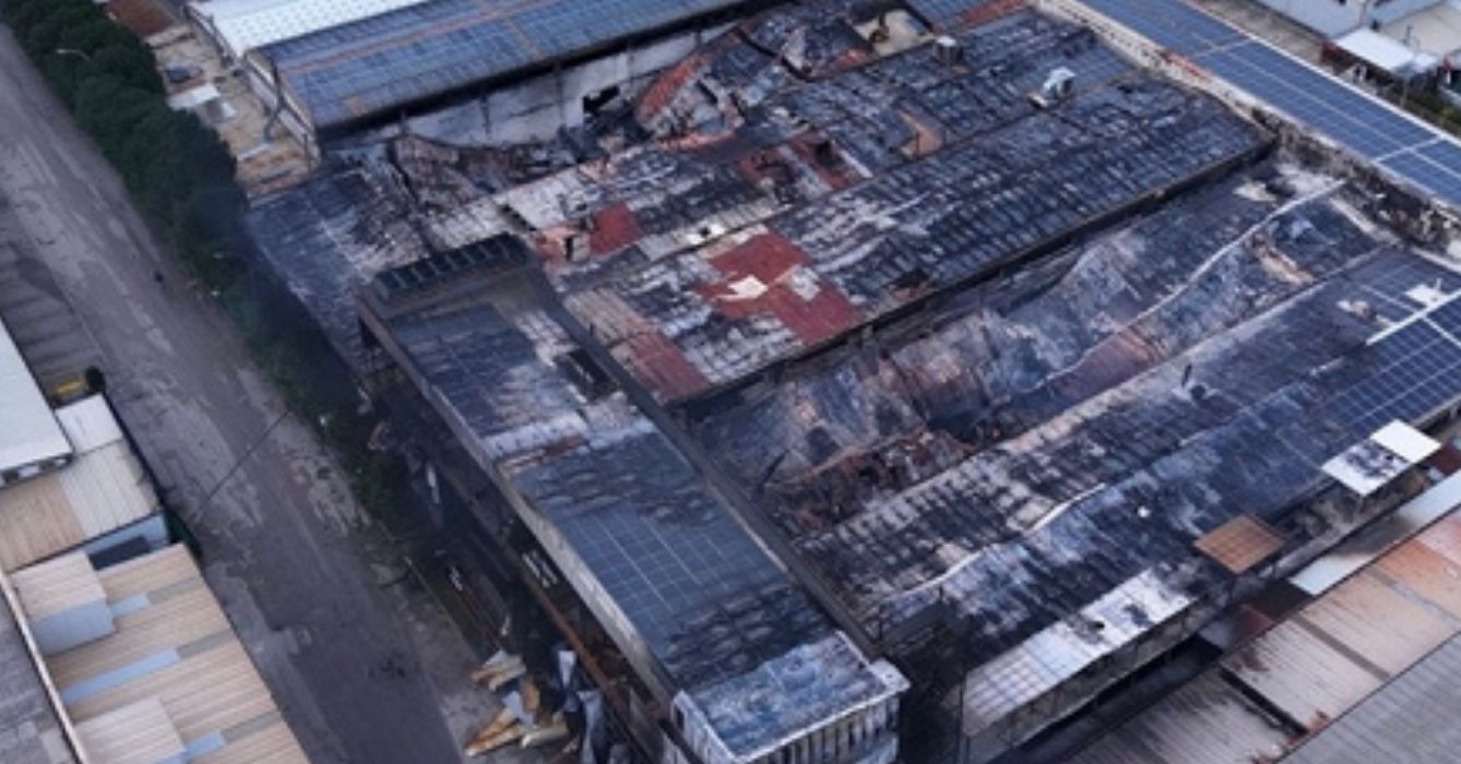 Alevlere müdahale eden 12 itfaiyeci dumandan etkilendi; yanan fabrika havadan görüntülendi