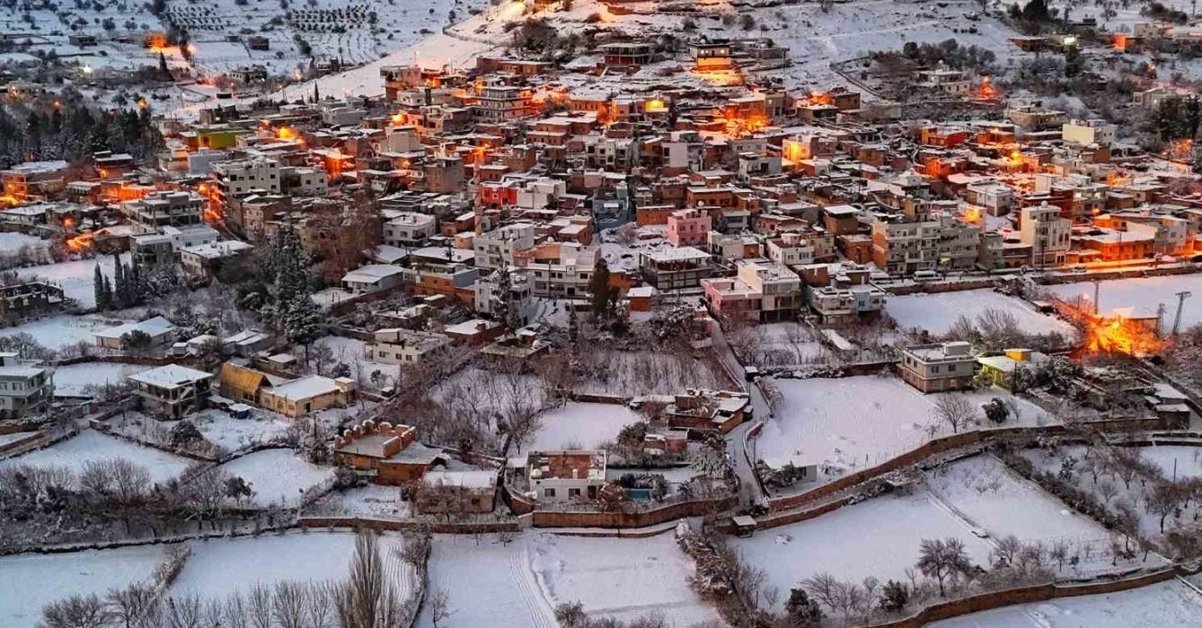 Beyaza bürünen mahalle ihtişamı ile kendine hayran bıraktı