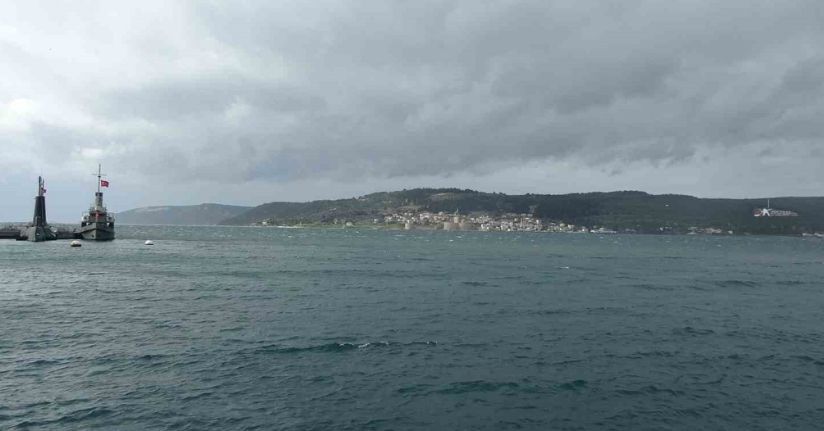 Çanakkale Boğazı fırtına nedeniyle trafiğe kapandı