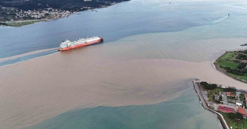 Çanakkale Boğazı’nın rengi değişti; Avrupa Yakası mavi olarak kaldı