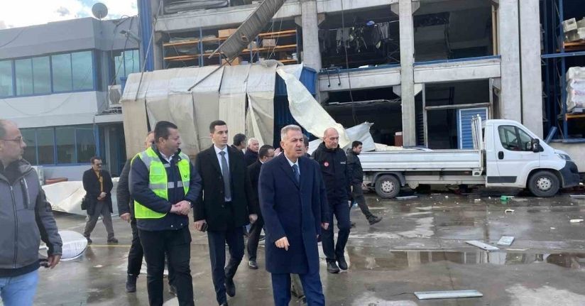 İzmir’de fırtınada 9 fabrika ve 5 konut hasar gördü