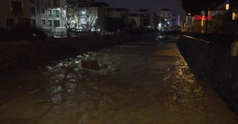 İzmir'i sağanak vurdu; 320 konut, 78 iş yeri, 5 kamu binası ve 11 aracı su bastı