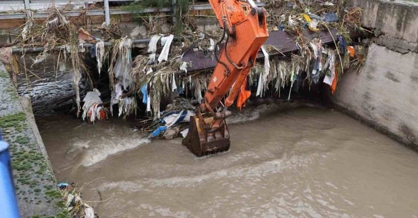 İzmir’de kuvvetli yağış alarmı: Bin 310 personel, 342 araç ve 200 pompa ile sahada