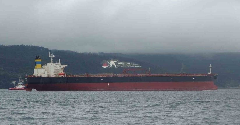 Akdeniz’de İHA ile vurulan, Bozcaada’da fırtına nedeniyle karaya oturan tanker bakım için Yalova’ya götürülüyor